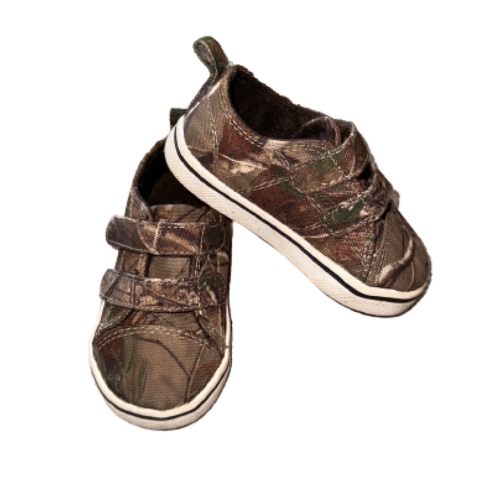 RealTree camo kids shoe size 4. Two Velcro enclosure. EUC